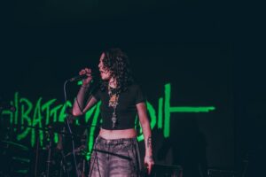 Priscila Senna brega se apresentando