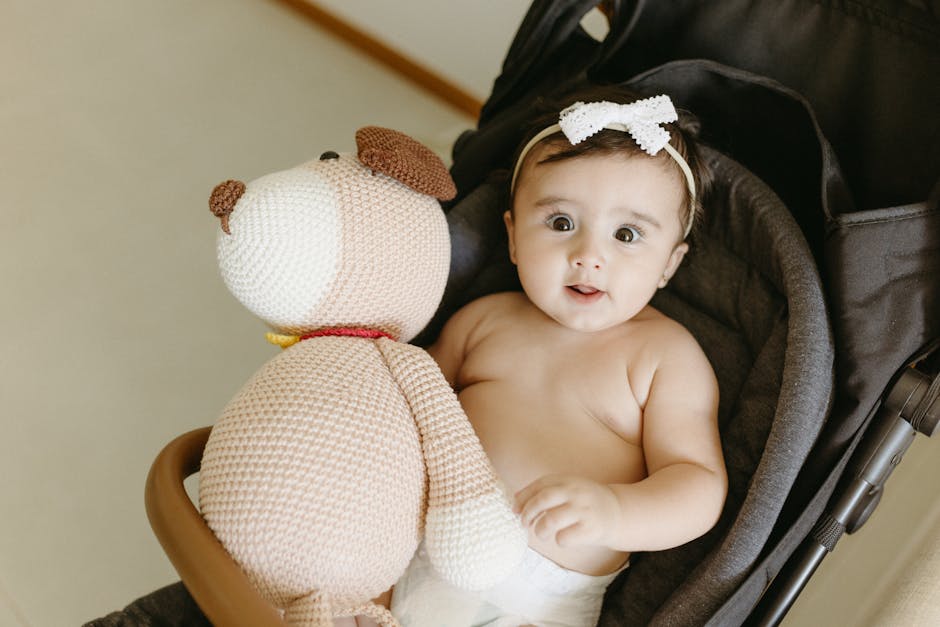 Desenvolvimento do bebê de 5 meses em atividade