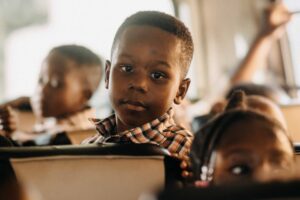 menino esquecido van escolar