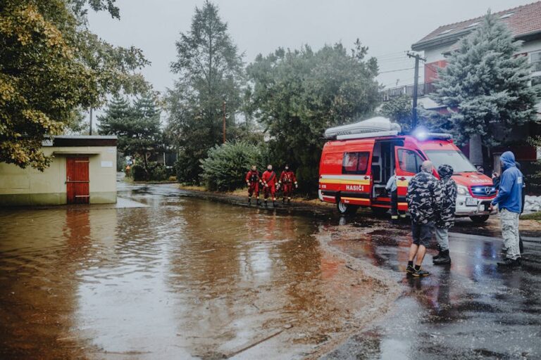 Resgate de crianças em Belém durante forte chuva