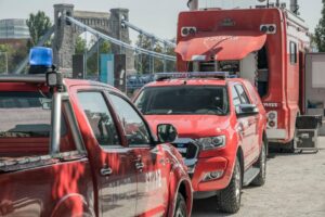 Caminhão derruba postes em Parnamirim