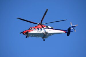 helicóptero cai no mar