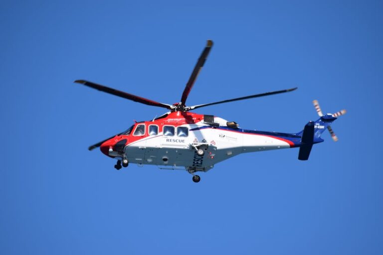 helicóptero cai no mar