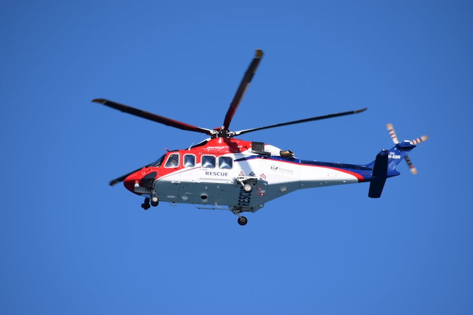 helicóptero cai no mar