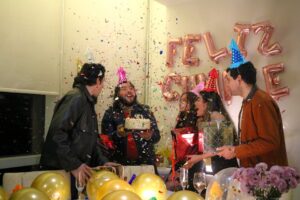 Gabi Martins presenteia namorado com cueca personalizada