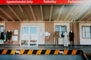 Meghan Markle fazendo compras de Páscoa para os filhos