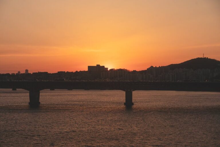 Moon Hee Kyung joga água em Yoon Da Young