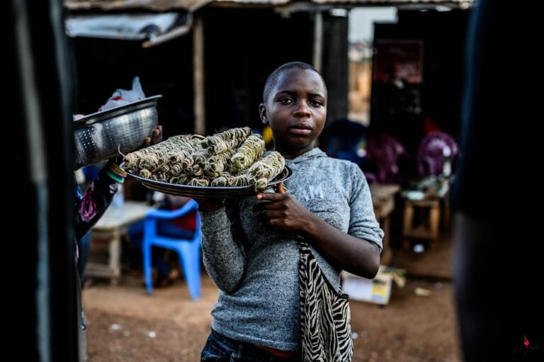 menino empreendedor ovos