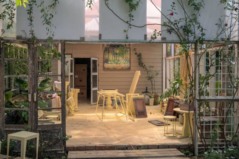 Pavilhão circular de madeira em projeto de restauração ambiental