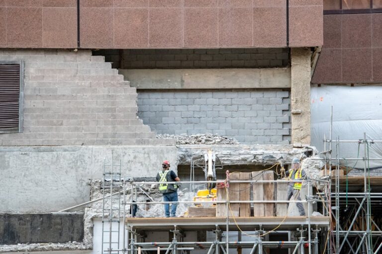 Demolição em Cuiabá de estruturas irregulares