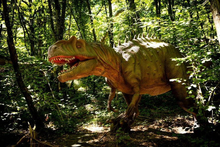 Glen Powell em Jurassic World: Camp Cretaceous