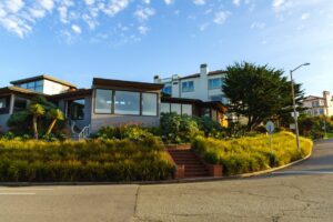 casa em declive com árvore central e suítes