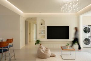 reforma em dúplex com madeira e plantas