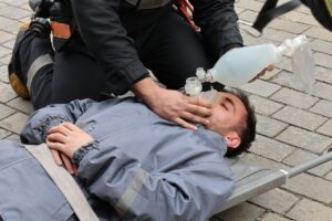 acidente de trabalho durante poda de árvore