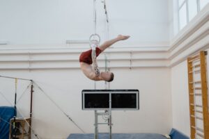 Gabriela Barbosa executa elemento inédito nas barras assimétricas da ginástica.