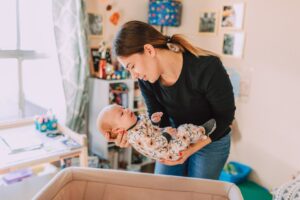 Desenvolvimento do bebê de 8 meses com foco em sono, alimentação e emoções