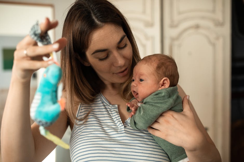 Desenvolvimento do bebê de 6 meses em interação com a alimentação.