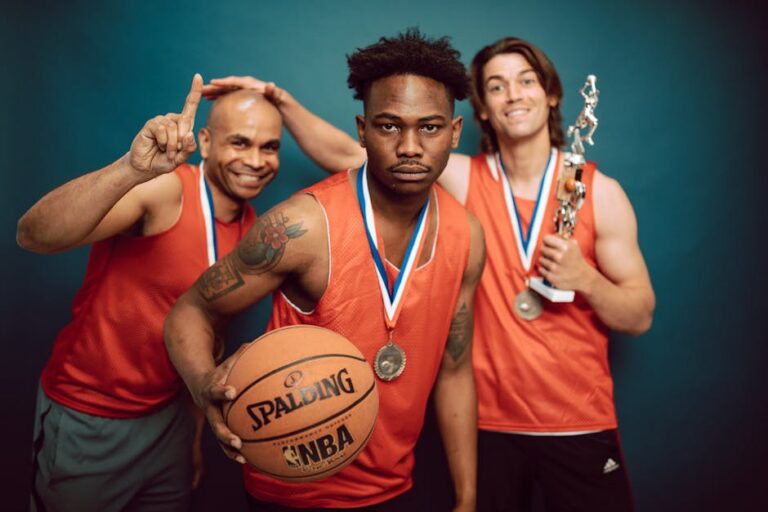 Playoffs da NBA com séries acirradas e jogos decisivos