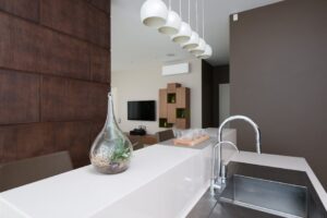 bancada de cozinha com diferentes materiais e acabamentos