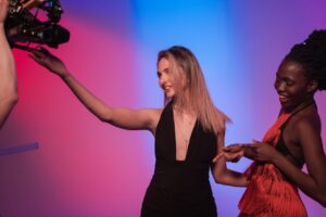 Lázaro Ramos e Ingrid Guimarães se divertindo com paparazzo