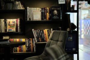 Notas de Rodapé com Milton Hatoum e temas sociais em destaque.