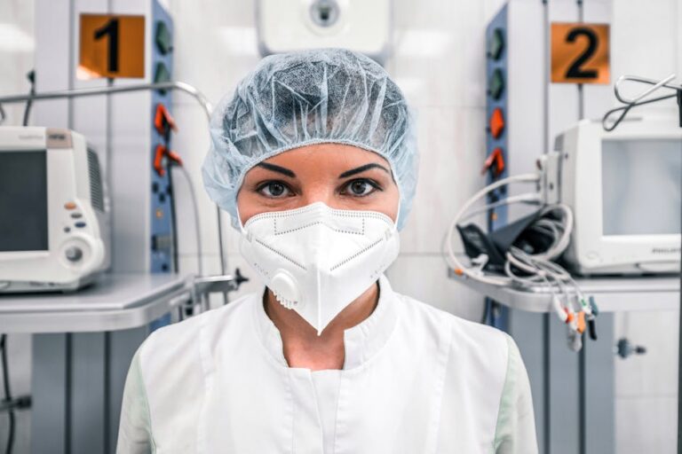Bebês recebendo proteção contra VSR em maternidade