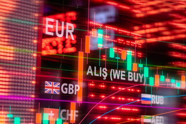 Dólar cai a R$ 4,95 em meio a tensões no Oriente Médio e inflação no Brasil.