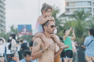 João Vicente de Castro fala sobre paternidade e compra roupinhas para bebê.