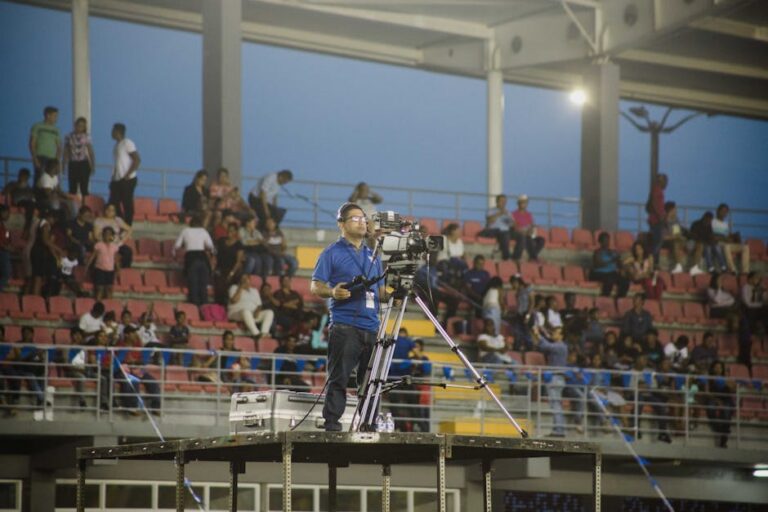 Murilo Benício chega acompanhado para assistir à peça O Céu da Língua no Leblon