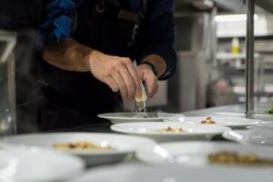 sobremesa tropical com compota de manga e maracujá