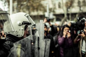 Estudantes em greve marcham por melhorias nas universidades em São Paulo.