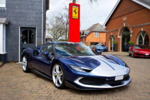carro elétrico Ferrari Luce em destaque