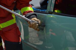 Carro cai em cratera na BR-422 entre Tucuruí e Novo Repartimento