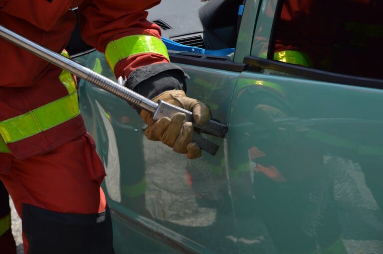 Carro cai em cratera na BR-422 entre Tucuruí e Novo Repartimento