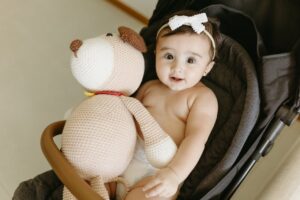 Desenvolvimento do bebê de 10 meses em fase ativa e comunicativa