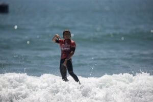 circuito paulista de surfe na Praia do Tombo em Guarujá
