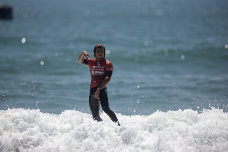 circuito paulista de surfe na Praia do Tombo em Guarujá