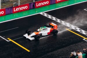 Carlos Sainz no circuito da F1 em Madri durante suas primeiras voltas.