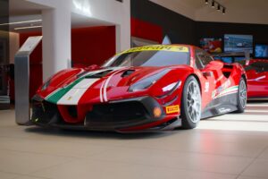 Ferrari Luce, o primeiro carro elétrico da marca, apresentado ao papa Leão XIV.
