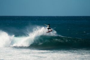 Filipe Toledo avança em Gold Coast após eliminar Gabriel Medina