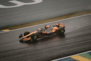 Lando Norris durante a F1, cobrando voz para pilotos nas regras.