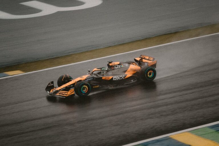 Lando Norris durante a F1, cobrando voz para pilotos nas regras.