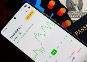 Dólar em alta com tensões no Oriente Médio e novo presidente do Fed