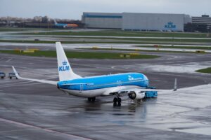 KLM 80 anos Brasil com Memphis Depay em ação de Marketing