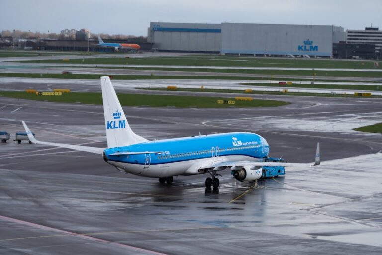 KLM 80 anos Brasil com Memphis Depay em ação de Marketing