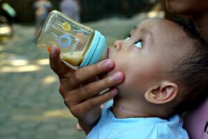 O bebê sente sabores e isso influencia aceitação alimentar.