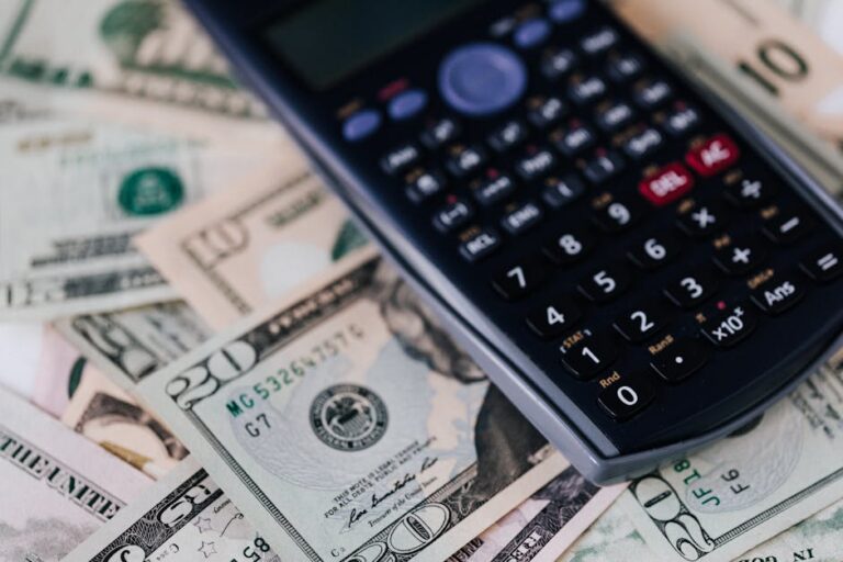 Dólar cai a R$ 4,89 com tensões no Oriente Médio e dados de emprego nos EUA.
