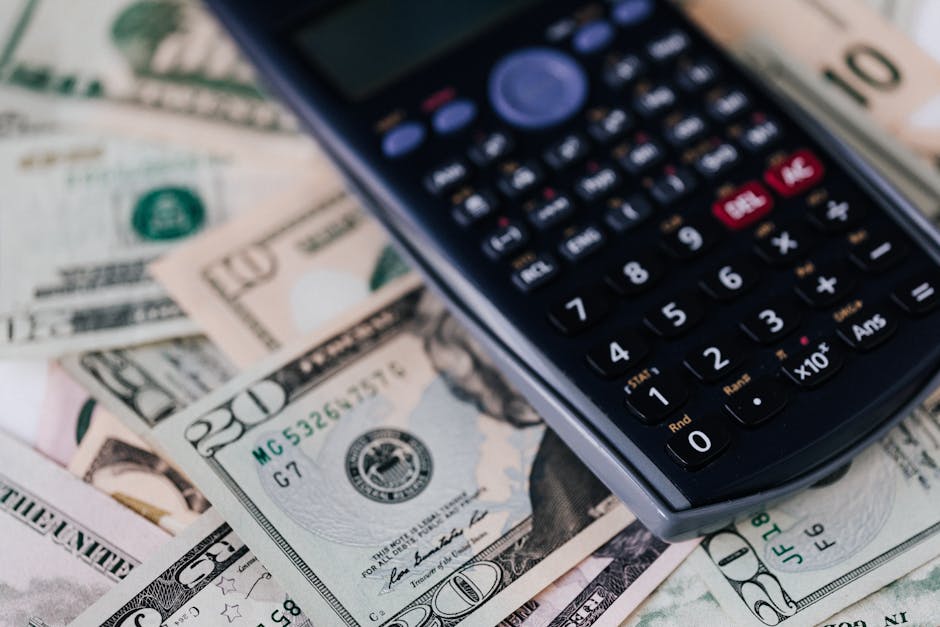 Dólar cai a R$ 4,89 com tensões no Oriente Médio e dados de emprego nos EUA.
