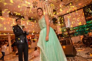 Festa de 15 anos da neta de Leonardo com elogios de Larissa Manoela.