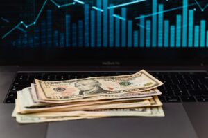 Dólar e Ibovespa em movimento volátil devido a tensões no Oriente Médio.